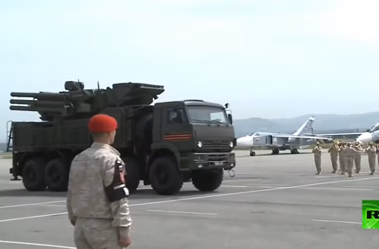 Tổ hợp pháo – tên lửa phòng không tự hành Pantsir-S1 đang đảm nhiệm vai trò phòng thủ vùng trời Hmeymim và Latakia. Nguồn ảnh: RT