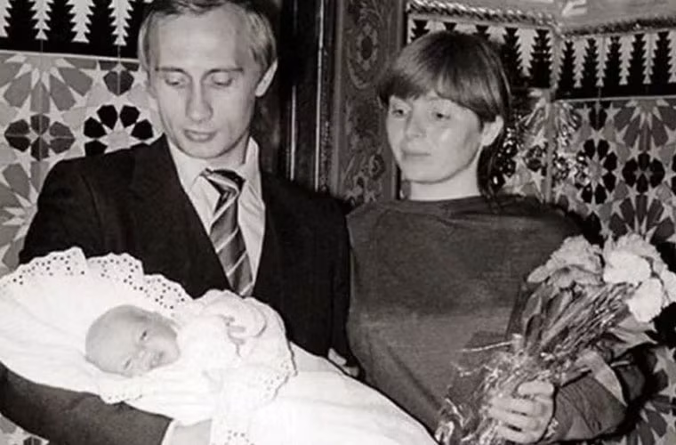 Nam sinh viên Vladimir Putin đấu judo với một bạn cùng lớp tại Trường Thể thao St.Petersburg năm 1971.