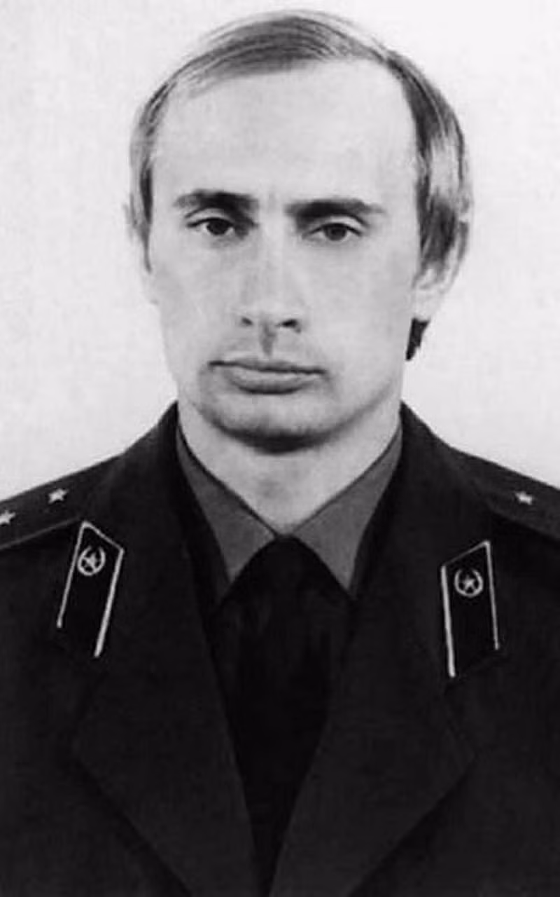 Ông Putin gia nhập vào lực lượng tình báo Liên Xô KGB năm 1975. Đây là một trong những bức ảnh hiếm hoi chụp ông vận bộ trang phục của ngành tình báo KGB thời đó. (Nguồn ảnh Tele).