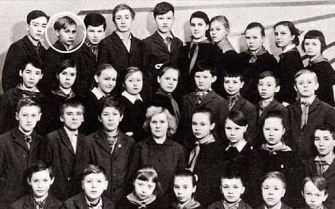 Cậu bé Putin 12 tuổi (được khoanh tròn) chụp ảnh cùng các bạn trong lớp vào khoảng 1964.