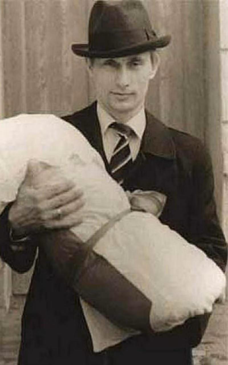 Ông bố trẻ Vladimir bế con gái mới sinh trong ảnh chụp năm 1985.