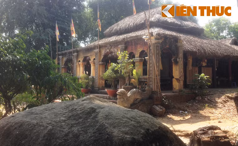 Trụ trì Chùa đã cho dựng tạm chánh điện bằng tre lá trên nền chùa bị cháy để đặt các tượng Phật cho phật tử đến cúng viếng.