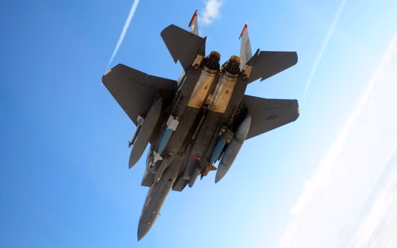 Khả năng đối không của F-15E được thừa hưởng từ chiến đấu cơ F-15. Vì thế nó được đánh giá nhỉnh hơn tiêm kích hạm F/A-18.