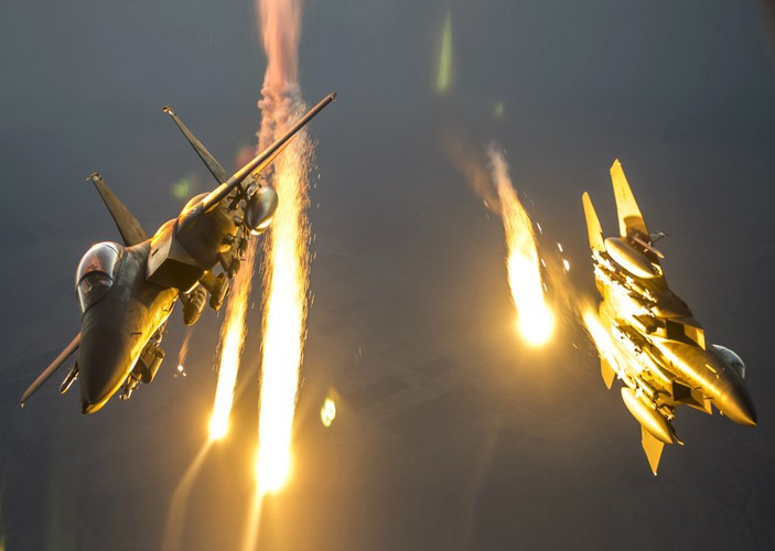 F-15E thực hiện chuyến bay đầu tiên vào năm 1986, và được bàn giao cho quân đội vào năm 1988.