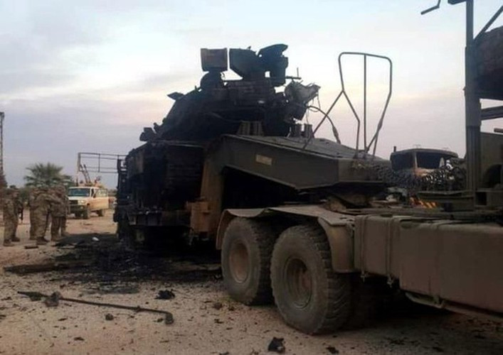 Với đầu đạn nặng nửa tấn của tên lửa Tochka-U, gần như kết cấu của xe bọc thép ACV-15 bị phá hủy hoàn toàn.