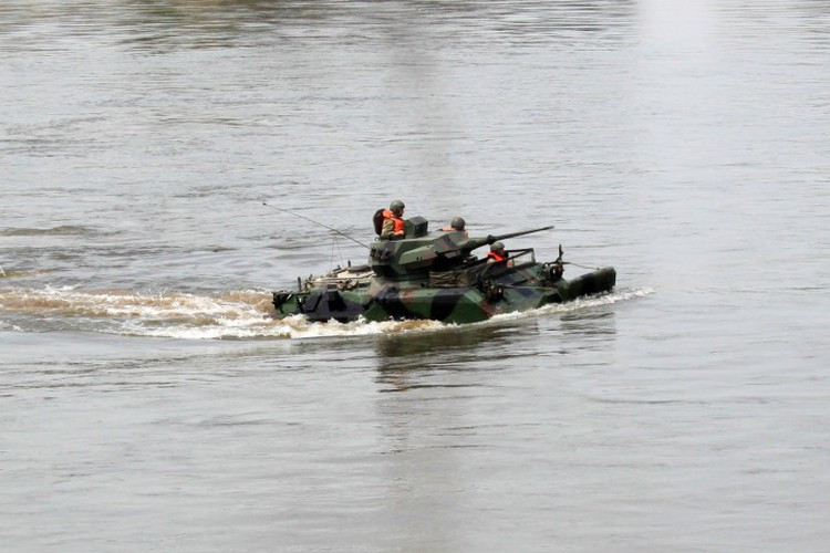 Ngoài ra ACV-15 có khả năng lội nước tốt với việc sử dụng bánh xích quay tạo lực đẩy cho phép nó di chuyển tốt trên mặt nước tốc độ 6,3km/h.