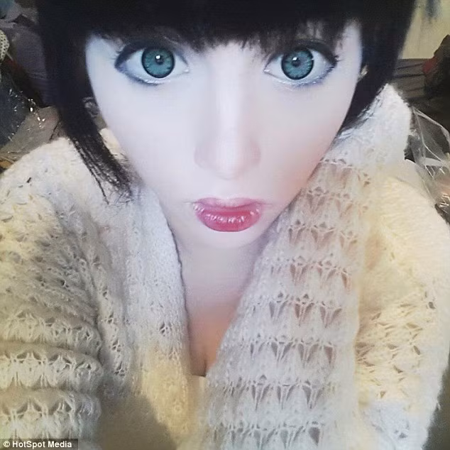 Cô gái 18 tuổi có đôi mắt to và mũi nhỏ giống các nhân vật trong truyện tranh Nhật Bản.