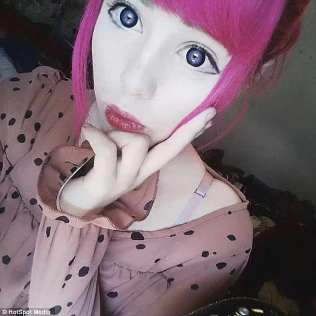 Cô gái 18 tuổi dành rất nhiều thời gian chăm sóc khuôn mặt của mình cho giống với nhân vật hoạt hình.