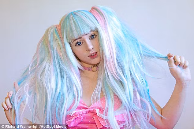 Cô thường mua những trang phục và phụ kiện kỳ dị tại các cửa hàng bán đồ cũ.