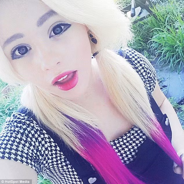 Amber sở hữu 14 cặp kính áp tròng với nhiều màu sắc khác nhau. Cô cũng có nhiều bộ tóc giả khác nhau để thay đổi hàng ngày.