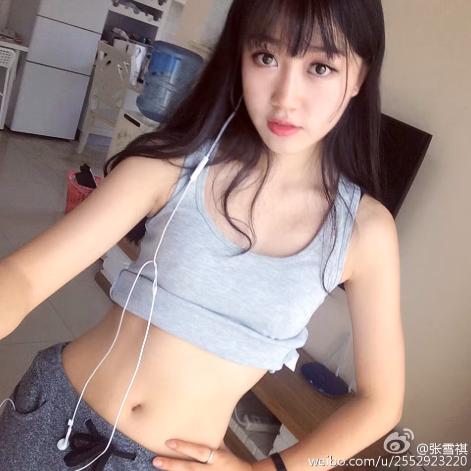 Nữ sinh sexy sở hữu nước da trắng và thân hình chuẩn không kém gì người mẫu.