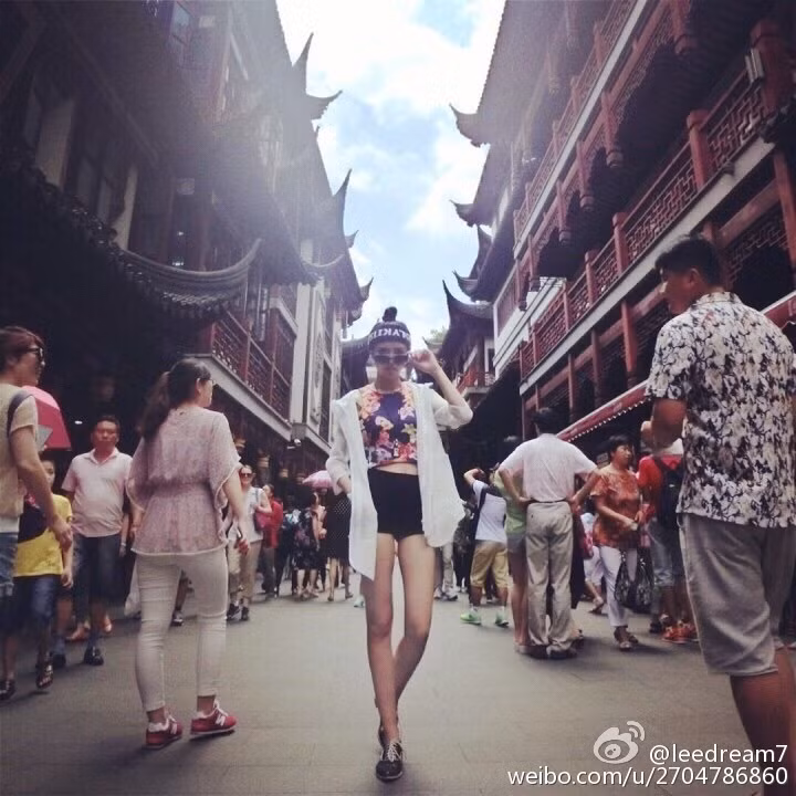 Ngoài khuôn mặt xinh đẹp tựa búp bê u sầu, Kunkun còn sở hữu đôi chân dài miên man mà mọi cô gái khác đều thèm muốn.