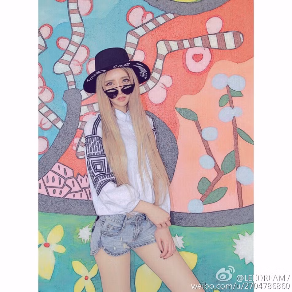 Cô thích hóa trang thành búp bê barbie.