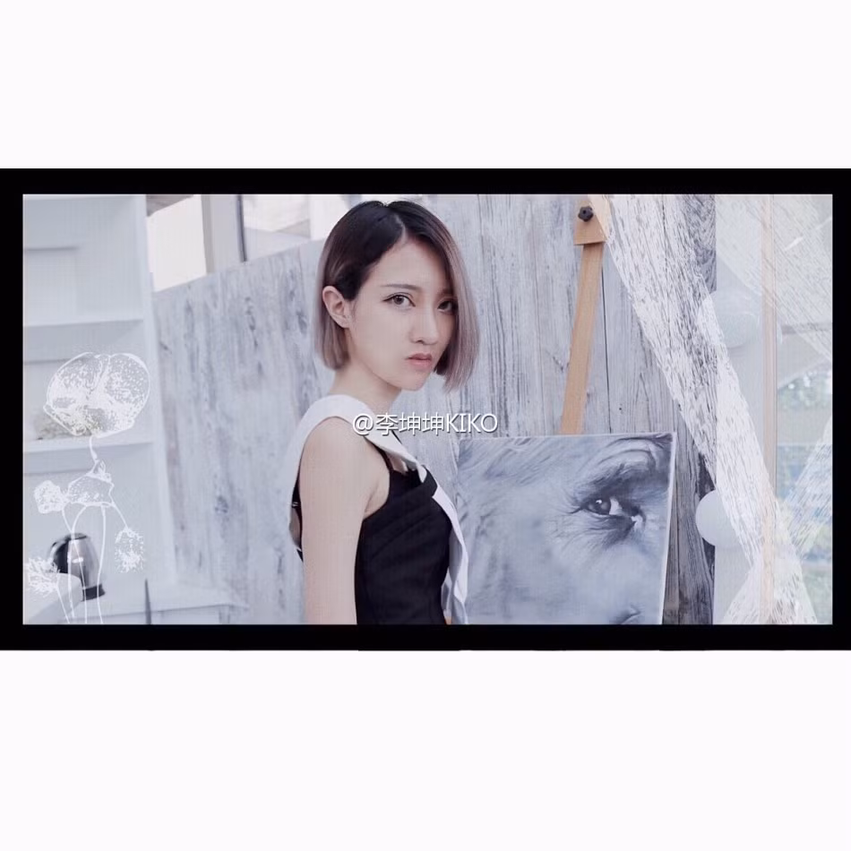 Dân mạng Trung Quốc phát hiện Kunkun rất "ngại" cười khi chụp ảnh. Khi lên hình cô nữ sinh xinh đẹp thường có biểu cảm rất lạnh lùng, hờ hững. Tuy nhiên đây cũng được xem là điểm tạo nên cá tính, sức lôi cuốn riêng của nữ sinh hoàng gia này.