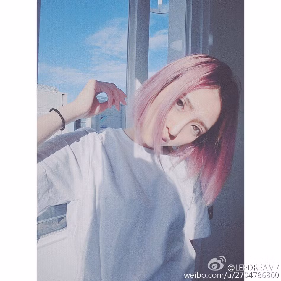 Kunkun có khuôn mặt giống hệt búp bê, thích kiểu chụp ảnh tạo dáng "ngầu".