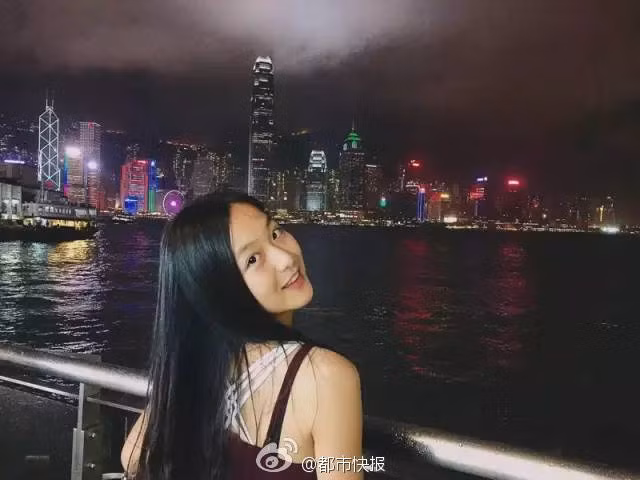 Nữ sinh 9X không chỉ thông minh học giỏi mà còn rất xinh đẹp.