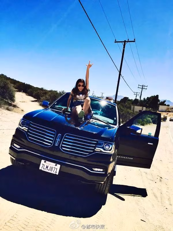 Chenjia chia sẻ bố cô là một thương gia thường xuyên đi công tác nước ngoài, nên cô có nhiều điều kiện theo bố đến nhiều miền đất mới mẻ.