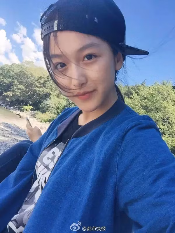 Nu sinh xinh dep me du lich gay sot mang Hoa ngu