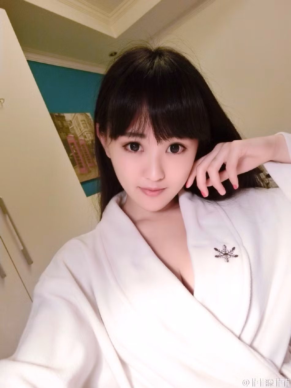 Cô nữ sinh sư phạm Alice gây ấn tượng với mọi người nhờ đôi mắt to và đen của mình.