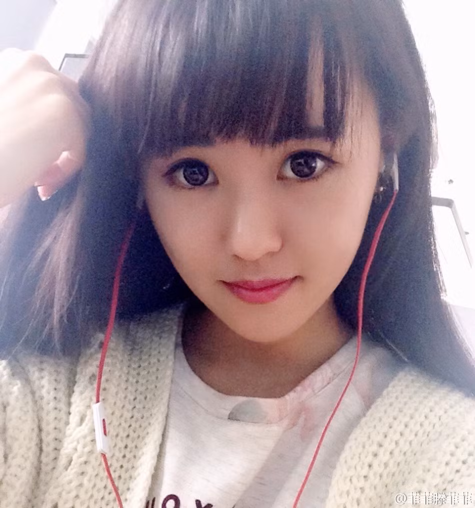 Vẻ nhí nhảnh, dễ thương.