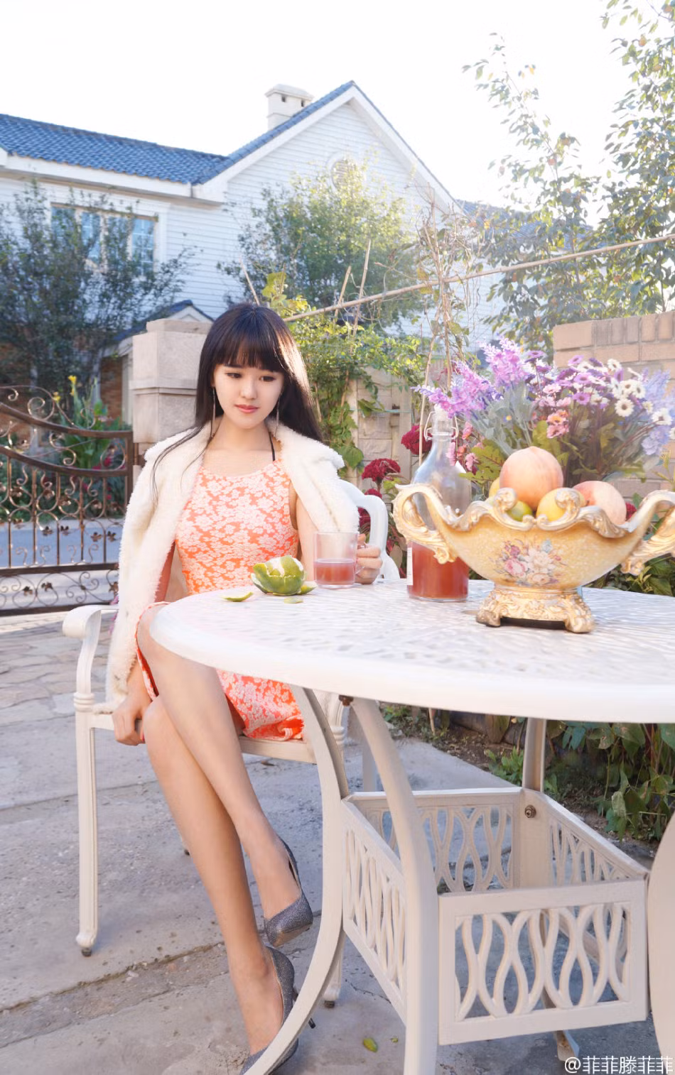 Alice trông như một tiểu thư quý phái.