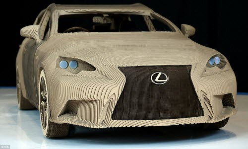 Lexus được làm từ bìa các-tông.