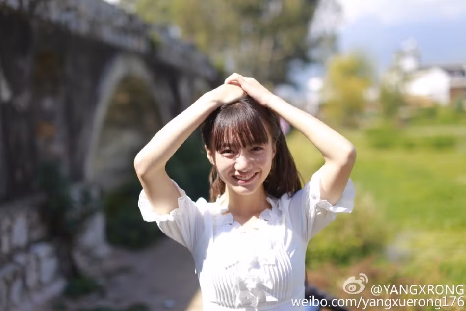 Nụ cười như tỏa nắng của Yang xuất hiện trong nhiều bức ảnh đang được dân mạng Trung Quốc chia sẻ rầm rộ.