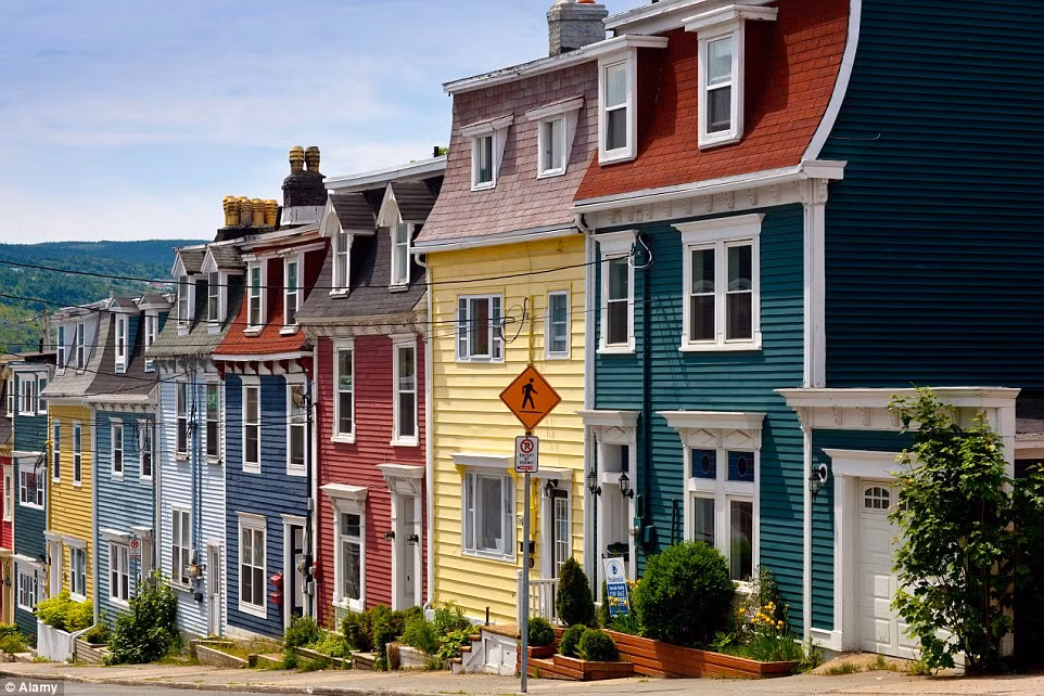 Thị trấn St John's ở Canada thu hút sự chú ý của du khách bởi những ngôi nhà được sơn màu sáng ấm rất bắt mắt.