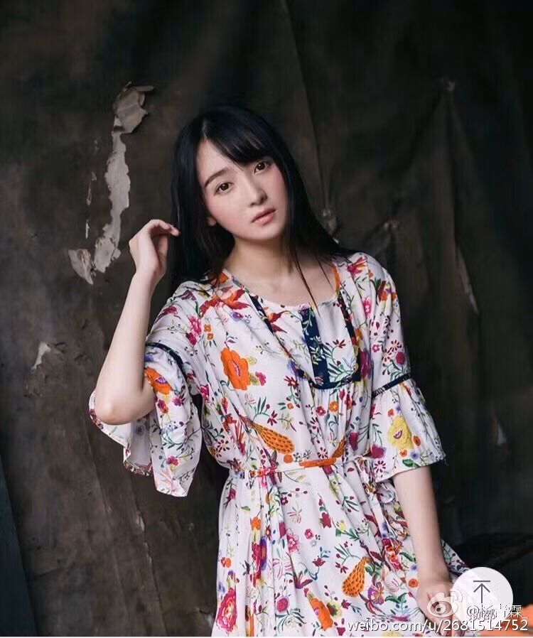 Khuôn mặt đầy nét buồn bã, ngây ngô của nữ thạc sĩ xinh đẹp.