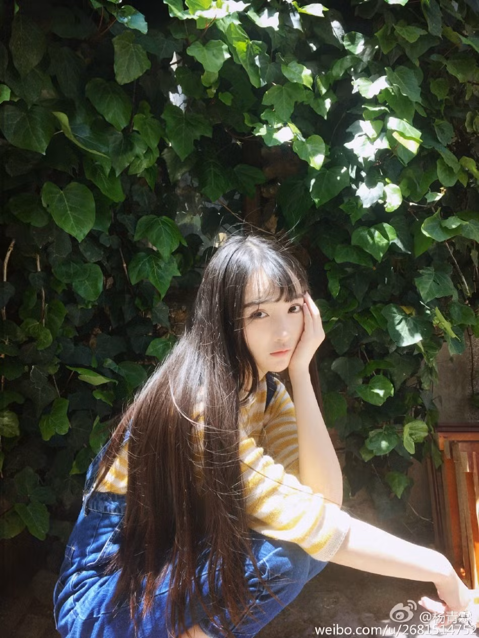  Nữ thạc sĩ 9X xinh đẹp tên Yang Qinglin từng theo học tại trường Đại học Phúc Châu, Trung Quốc. Gần đây cô nàng được rất nhiều dân mạng biết đến nhờ khuôn mặt xinh xắn và phong cách giản dị nhưng vẫn rất quyến rũ.