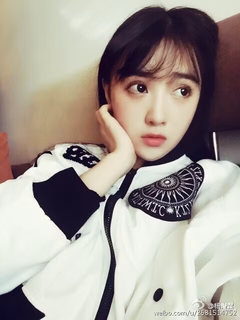 Đôi mắt sáng và đôi môi xinh của Yang khiến mọi người không thể không yêu. Ngoài đời, Yang vốn là một cô gái vui vẻ, năng động, tuy nhiên những đường nét trên khuôn mặt luôn khiến Yang bị hiểu nhầm là cô gái kín đáo, mỏng manh, dễ bị tổn thương.