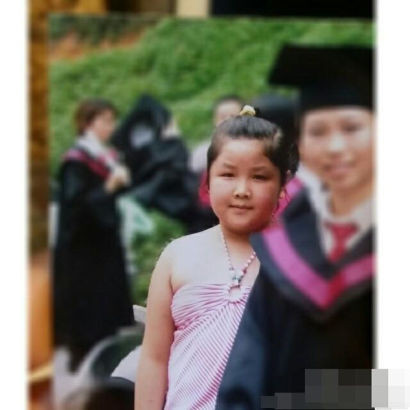 Khi học tiểu học, He tăng cân vùn vụt vì có sở thích ăn vặt và thường xuyên có mặt tại căng-tin ở trường.