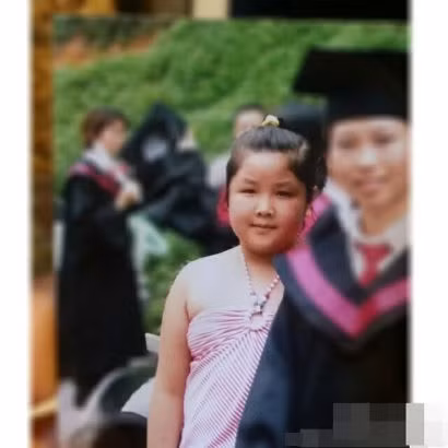 Khi học tiểu học, He tăng cân vùn vụt vì có sở thích ăn vặt và thường xuyên có mặt tại căng-tin ở trường.