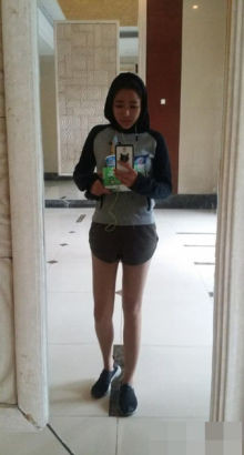 Trong thời gian từ tháng 3 đến tháng 9/2014, He Yan đã khiến mọi người ngỡ ngàng khi cô giảm được tới 25kg. Hiện tại, cô sở hữu thân hình khá thon thả.