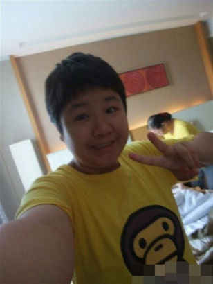 Sau khi tốt nghiệp phổ thông trung học năm 2013, He Yan đã đăng ký tập luyện tại một phòng thể dục thẩm mỹ và giảm được 4 kg.