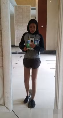 Trong thời gian từ tháng 3 đến tháng 9/2014, He Yan đã khiến mọi người ngỡ ngàng khi cô giảm được tới 25kg. Hiện tại, cô sở hữu thân hình khá thon thả.