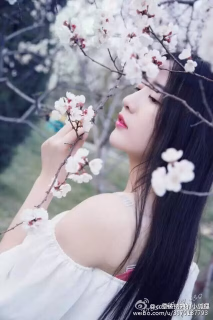 Mỹ nữ đọ sắc cùng hoa đồng nội.