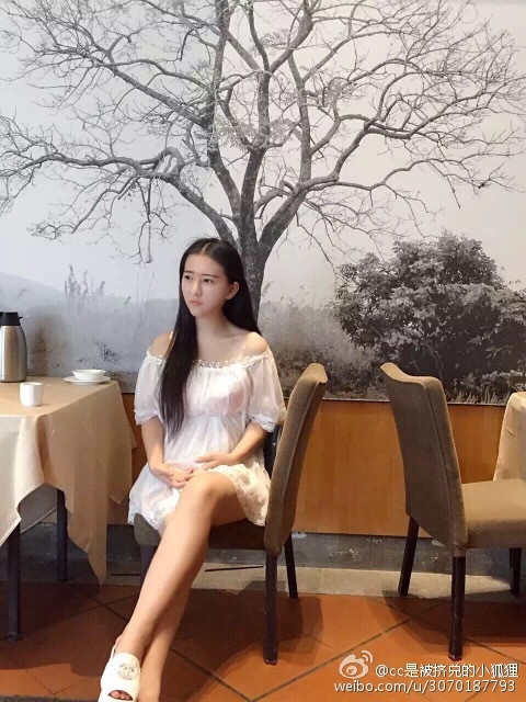 Tuy giống Phạm Băng Băng ở nhiều điểm nhưng khuôn mặt của Chen Chen cũng bị cho là đã phẫu thuật thẩm mỹ hơi... quá đà. Trong một vài bức ảnh, khuôn mặt và đường cằm của nữ sinh này thực sự không tự nhiên.