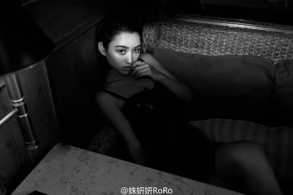 RoRo trông rất chuyên nghiệp trong những bức ảnh mẫu của mình.