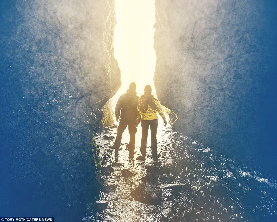 Đứng ngắm mặt trời mọc giữa hai tảng đá khổng lồ.