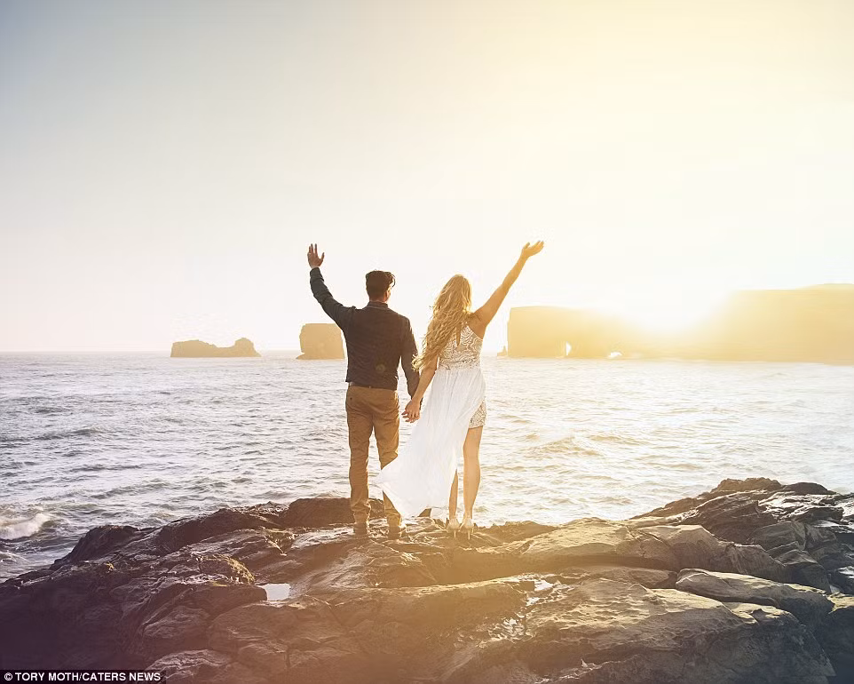 Cặp đôi Rachelle và Jeremy Garrett, đến từ Canada, đã đi khắp đất nước Iceland để thực hiện bộ ảnh cưới đẹp như mơ.