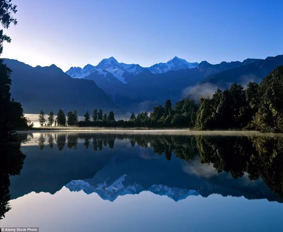 Sương sớm bao phủ trên mặt nước phẳng lặng tại hồ Matheson.