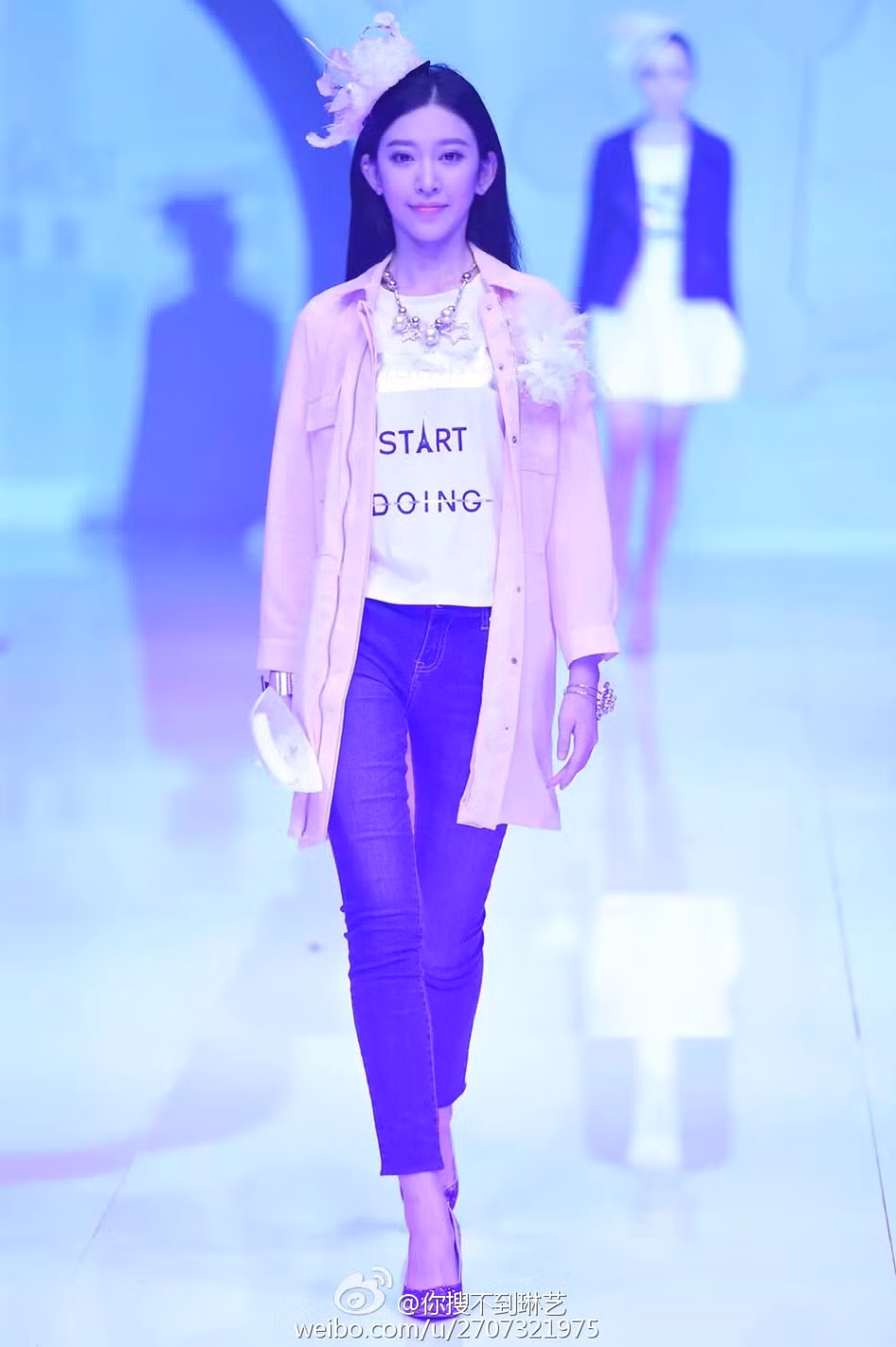 Zhang sải bước tự tin trên sàn catwalk.