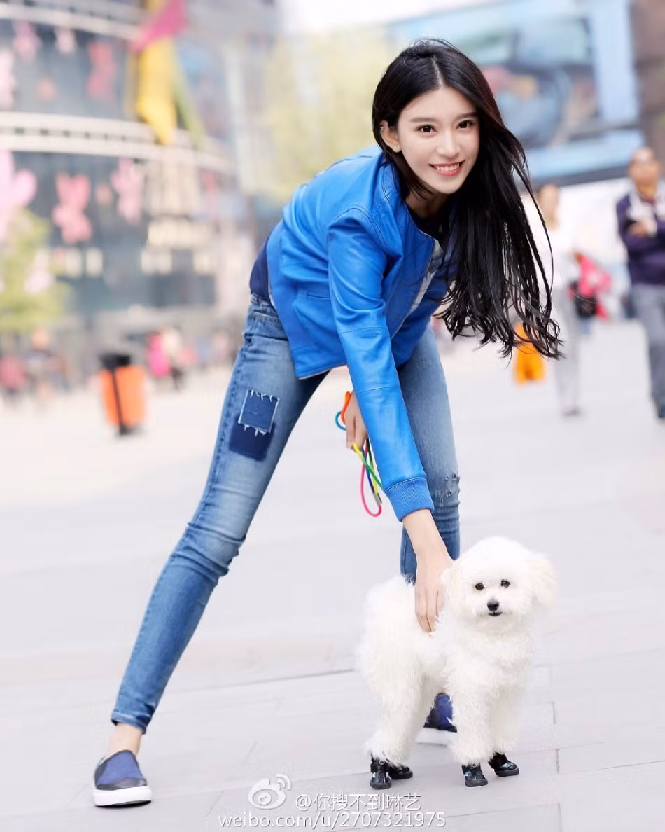 Cô gái trẻ tên Zhang Lin Yi đang là sinh viên tại Học viện Công nghệ thời trang Bắc Kinh.