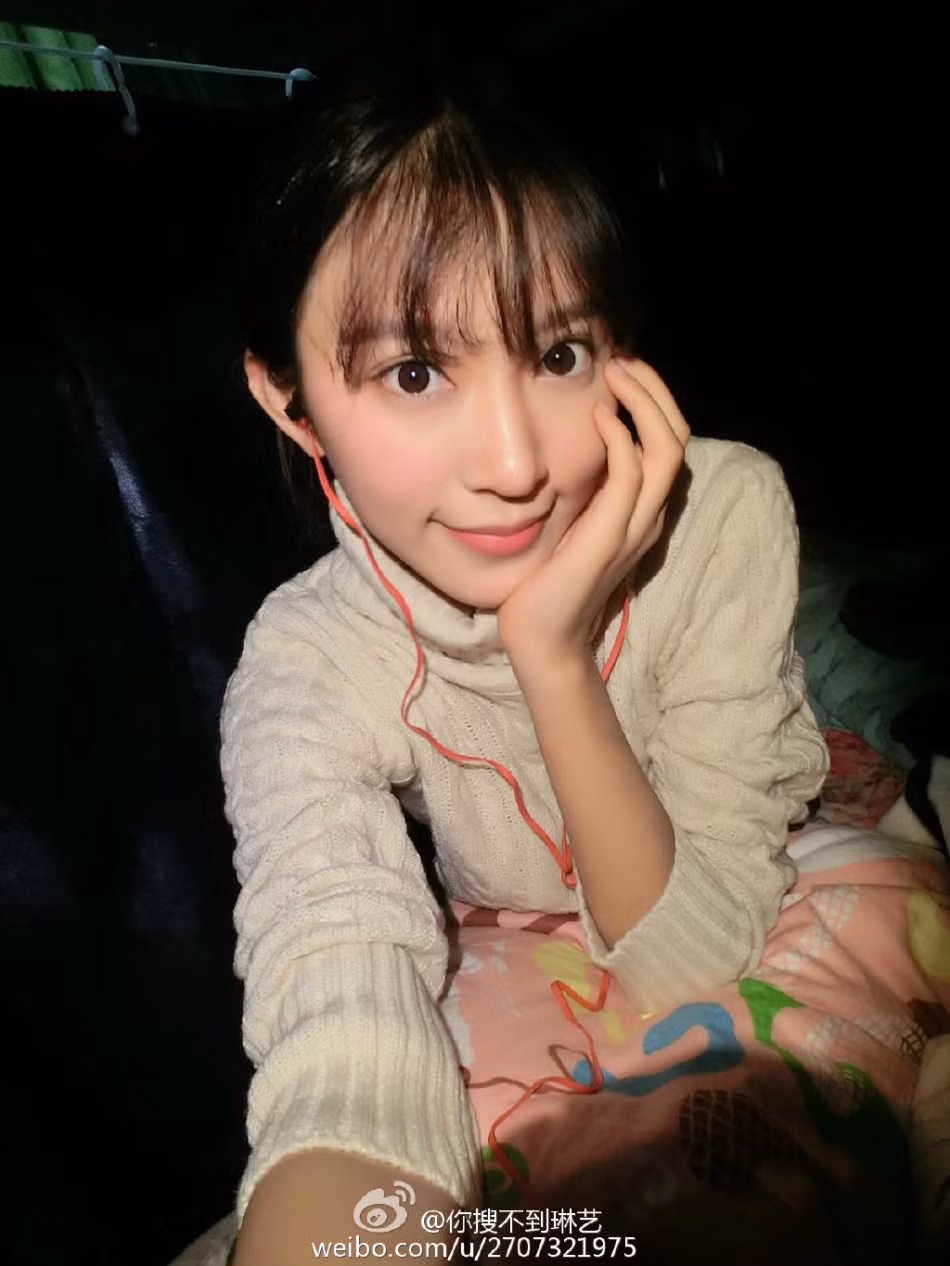 Hình ảnh đời thường, khoe khuôn mặt giống hệt Angelababy của Zhang Lin Yi.