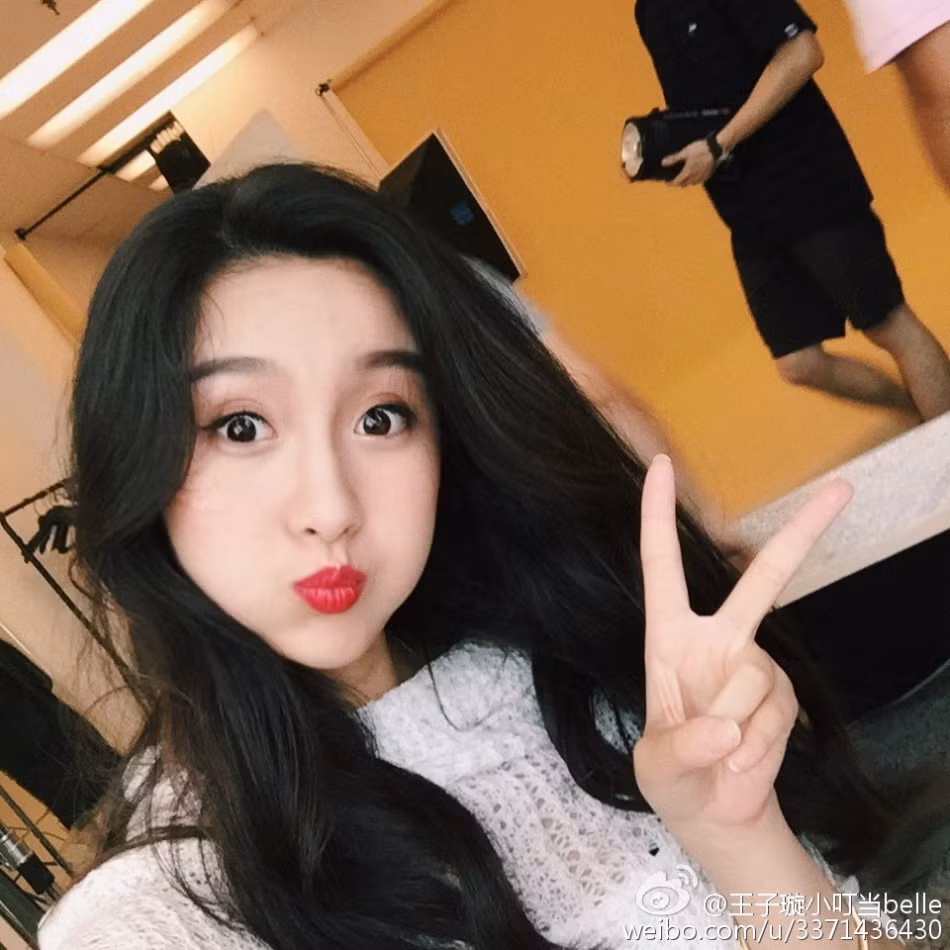Giống như các nữ sinh khác Học viện Điện ảnh Bắc Kinh, Belle có ngoại hình rất ưa nhìn.