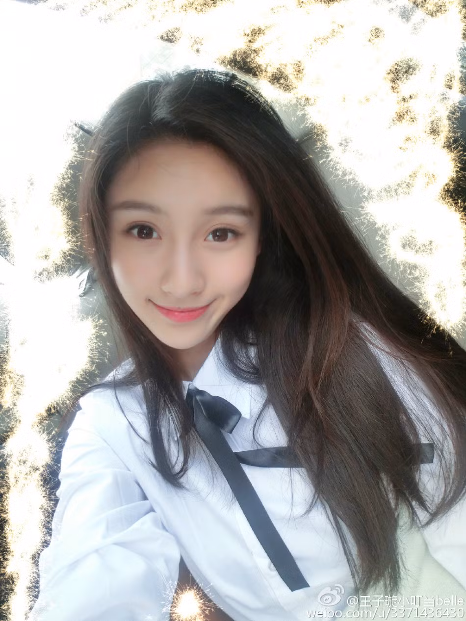 Belle đang theo học Học viện Điện ảnh Bắc Kinh.