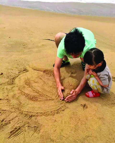 Anh Zhu đã bắt đầu kế hoạch cùng con gái nhỏ du lịch khắp thế giới từ tháng 8 vừa qua. Hành trình đầu tiên của họ dài hơn 9.000km từ thành phố Thâm Quyến tới tỉnh Cát Lâm. Zhu lái xe dọc đường ven biển và dừng tại các thành phố trên hành trình để con gái của mình có thể trải nghiệm những tập quán khác nhau.