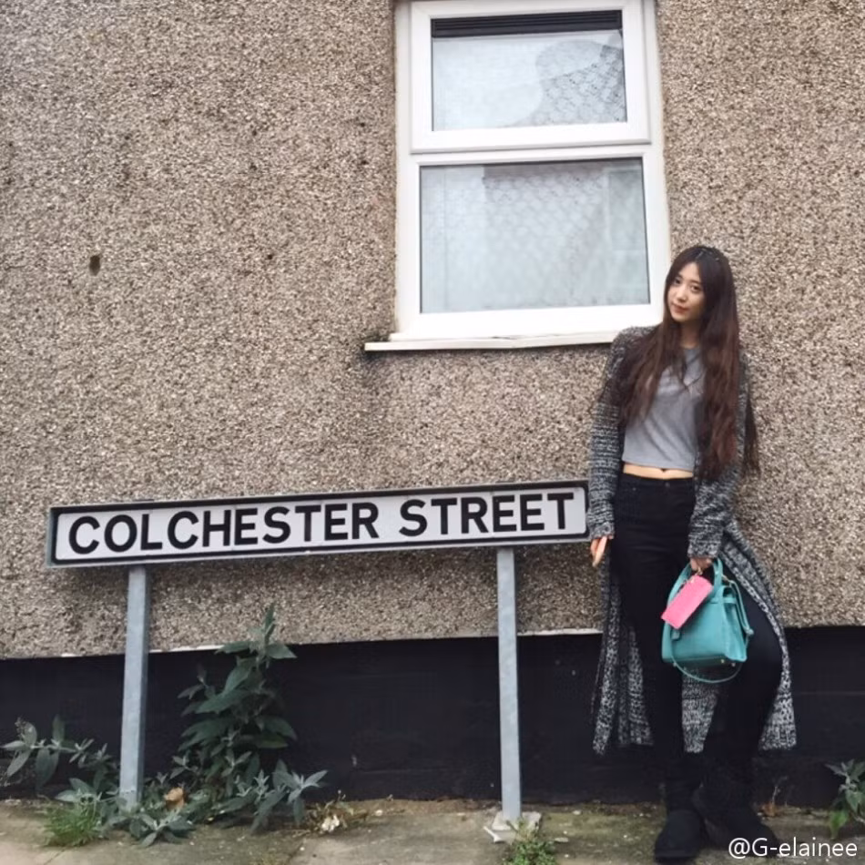 Zheng chụp ảnh trên đường phố ở Anh.