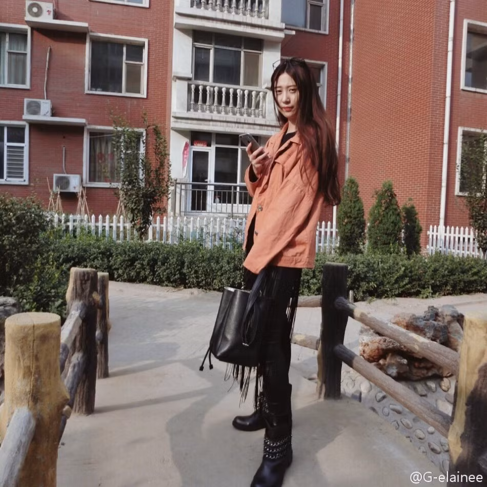 Phong cách ăn mặc của Zheng rất hiện đại và trẻ trung.